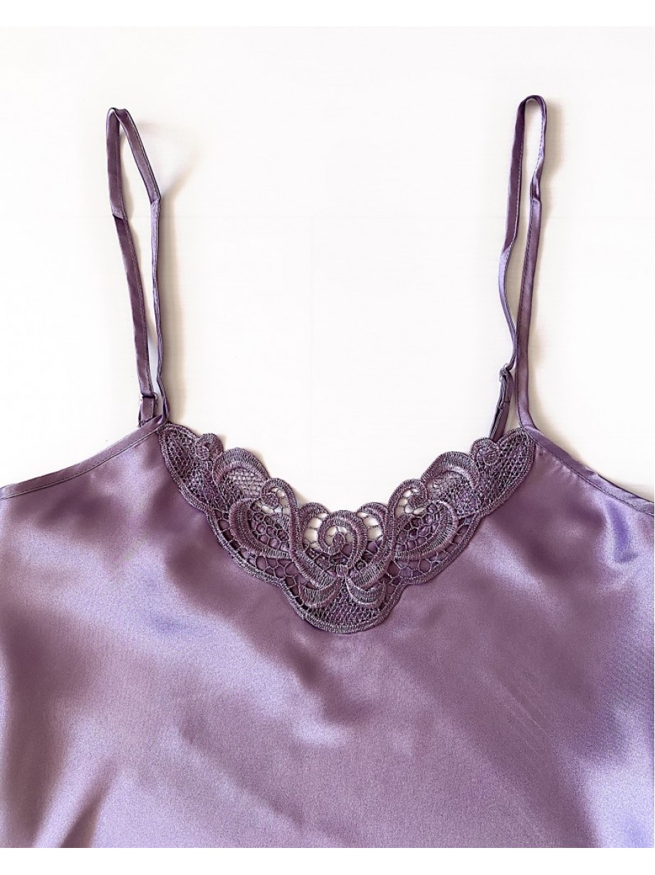 Pijama Dama ieftina cu aspect satinat formata din maieu cu bretele si pantaloni scurti cu dantela mov - Note Vibrante pentru Seri Pline de Culori