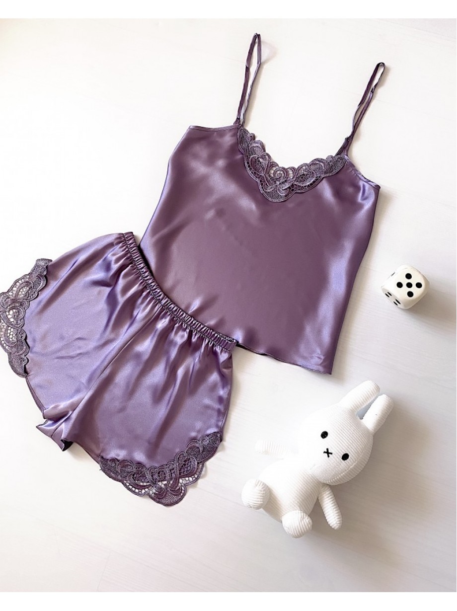 Pijama Dama ieftina cu aspect satinat formata din maieu cu bretele si pantaloni scurti cu dantela mov - Note Vibrante pentru Seri Pline de Culori