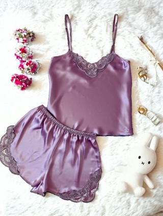 Pijama Dama ieftina cu aspect satinat formata din maieu cu bretele si pantaloni scurti cu dantela mov - Note Vibrante pentru Seri Pline de Culori