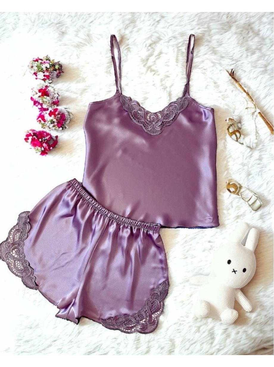 Pijama Dama ieftina cu aspect satinat formata din maieu cu bretele si pantaloni scurti cu dantela mov - Note Vibrante pentru Seri Pline de Culori