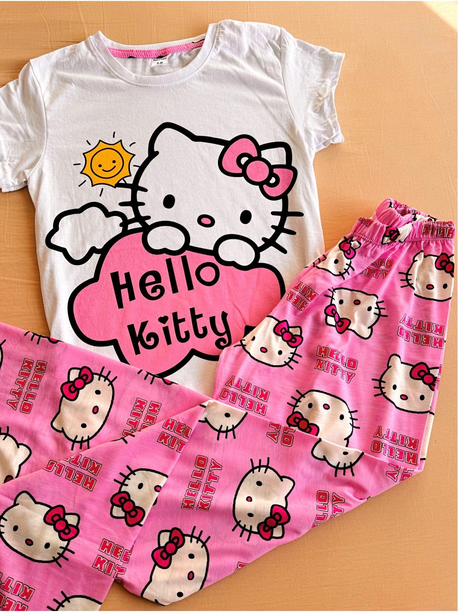Pijama dama ieftina din bumbac cu pantaloni corai si tricou cu imprimeu simpatic cu emblema Hello Kitty