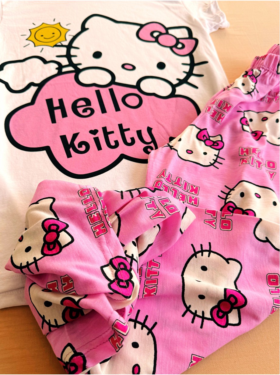 Pijama dama ieftina din bumbac cu pantaloni corai si tricou cu imprimeu simpatic cu emblema Hello Kitty