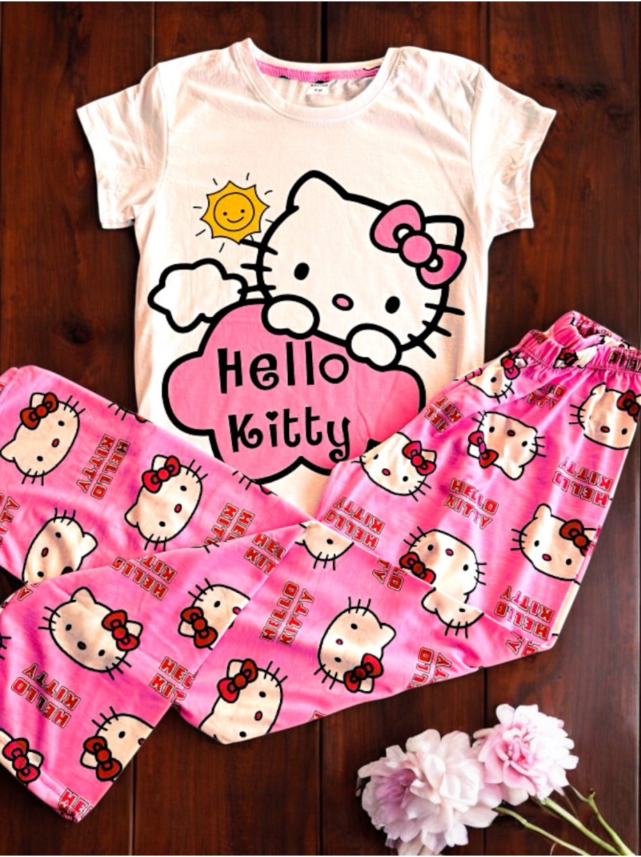 Pijama dama ieftina din bumbac cu pantaloni corai si tricou cu imprimeu simpatic cu emblema Hello Kitty