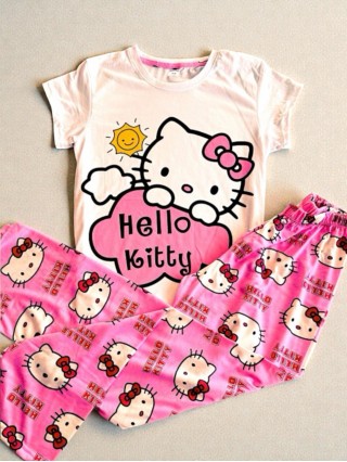 Pijama dama ieftina din bumbac cu pantaloni corai si tricou cu imprimeu simpatic cu emblema Hello Kitty