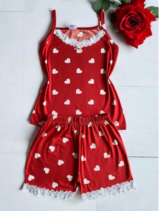 Pijama dama ieftina din bumbac si lycra cu maieu rosu cu danteluta si pantaloni scurti cu imprimeu inimioare