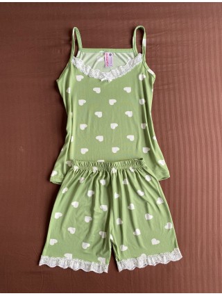 Pijama dama ieftina din bumbac si lycra cu maieu verde cu danteluta si pantaloni scurti cu imprimeu inimioare