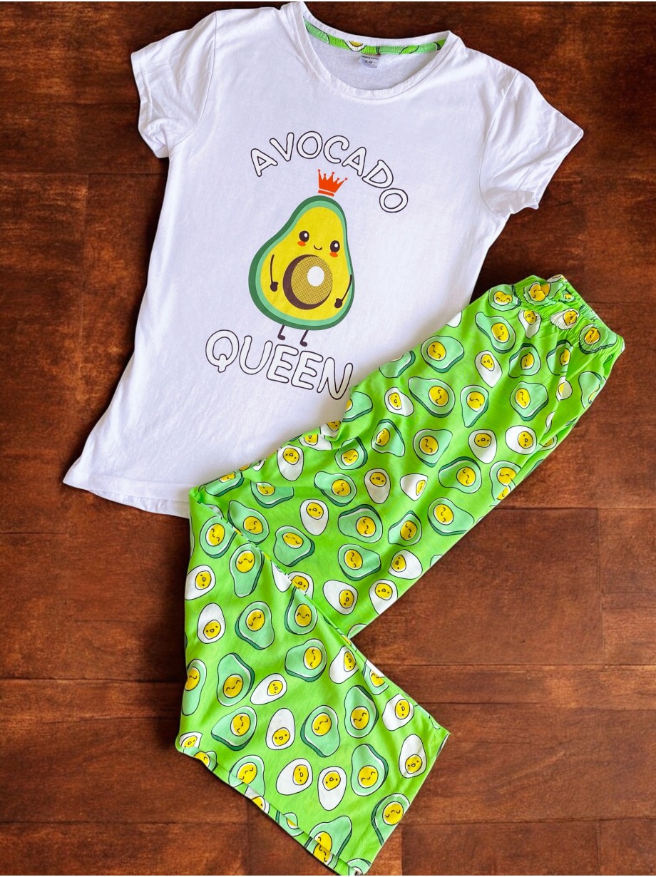 Pijama dama ieftina din bumbac cu pantaloni lungi verzi si tricou alb cu imprimeu minunat Avocado QUEEN