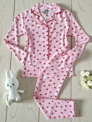 Pijama dama ieftina din bumbac cu pantaloni lungi si bluza roz cu imprimeu fundite