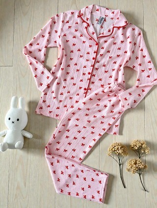 Pijama dama ieftina din bumbac cu pantaloni lungi si bluza roz cu imprimeu fundite