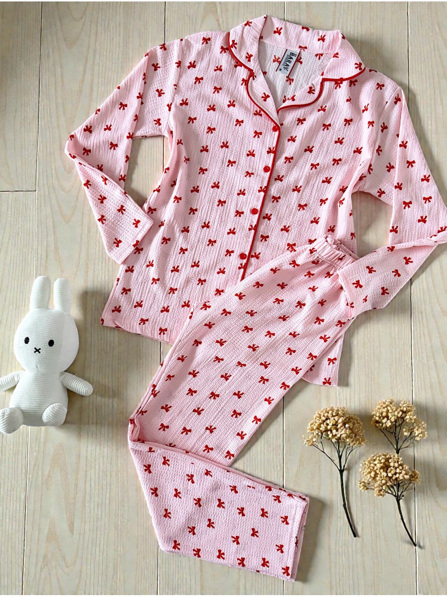 Pijama dama ieftina din bumbac cu pantaloni lungi si bluza roz cu imprimeu fundite