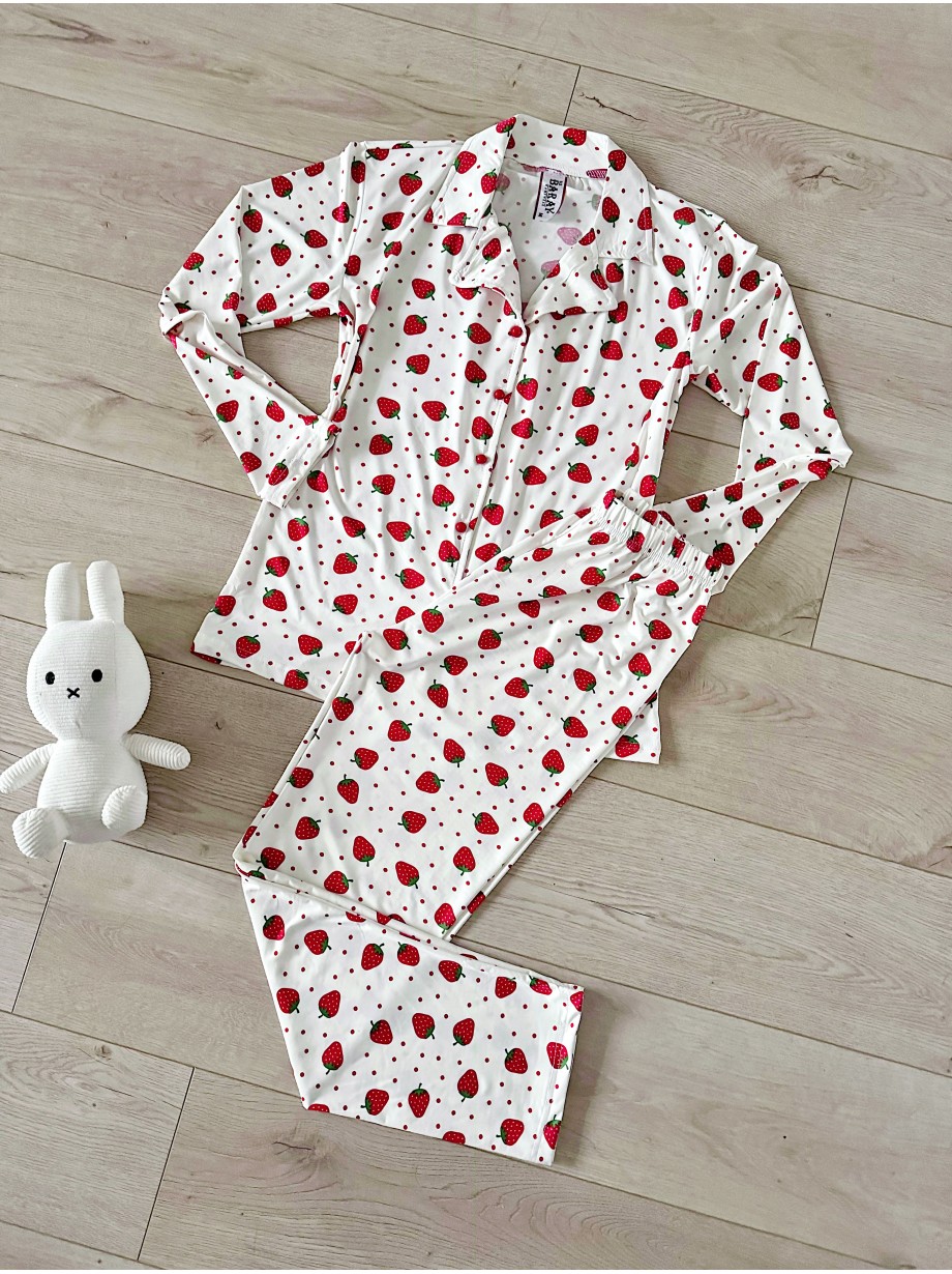 Pijama dama ieftina din bumbac, cu pantaloni lungi si bluza alba cu imprimeu cu capsuni