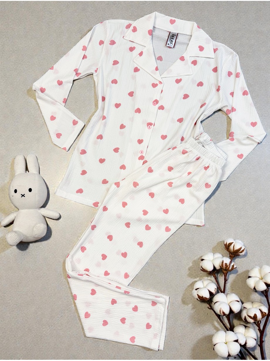 Pijama dama ieftina alba din bumbac, cu pantaloni lungi si bluza cu imprimeu inimioare roz