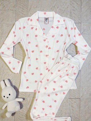 Pijama dama ieftina alba din bumbac, cu pantaloni lungi si bluza cu imprimeu inimioare roz