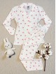 Pijama dama ieftina alba din bumbac, cu pantaloni lungi si bluza cu imprimeu inimioare roz