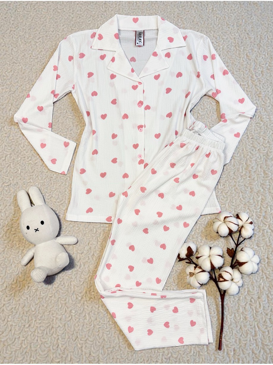Pijama dama ieftina alba din bumbac, cu pantaloni lungi si bluza cu imprimeu inimioare roz