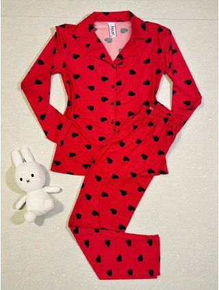 Pijama dama ieftina bumbac si lycra lunga cu bluza rosie si pantaloni lungi cu imprimeu inimioare negre