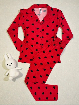 Pijama dama ieftina bumbac si lycra lunga cu bluza rosie si pantaloni lungi cu imprimeu inimioare negre