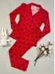 Pijama dama ieftina bumbac si lycra lunga cu bluza rosie si pantaloni lungi cu imprimeu inimioare negre