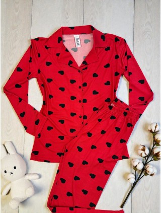 Pijama dama ieftina bumbac si lycra lunga cu bluza rosie si pantaloni lungi cu imprimeu inimioare negre