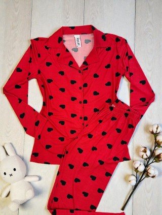 Pijama dama ieftina bumbac si lycra lunga cu bluza rosie si pantaloni lungi cu imprimeu inimioare negre