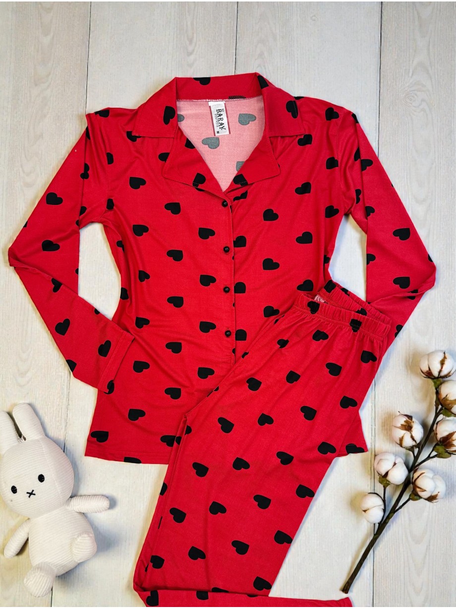 Pijama dama ieftina bumbac si lycra lunga cu bluza rosie si pantaloni lungi cu imprimeu inimioare negre