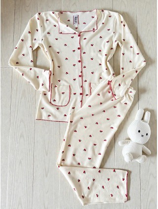 Pijama dama ieftina bumbac pufoasa lunga cu bluza ivoire si pantaloni lungi cu imprimeu cirese