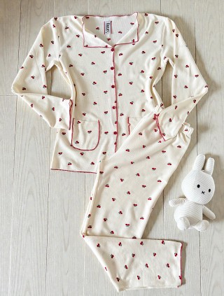 Pijama dama ieftina bumbac pufoasa lunga cu bluza ivoire si pantaloni lungi cu imprimeu cirese