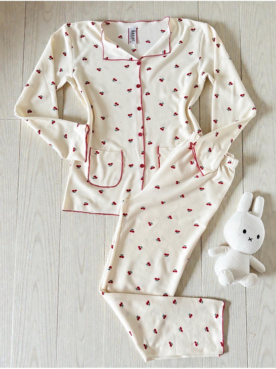 Pijama dama ieftina bumbac pufoasa lunga cu bluza ivoire si pantaloni lungi cu imprimeu cirese