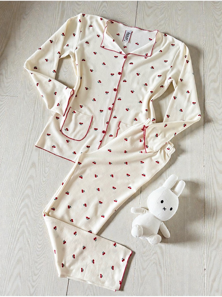 Pijama dama ieftina bumbac pufoasa lunga cu bluza ivoire si pantaloni lungi cu imprimeu cirese