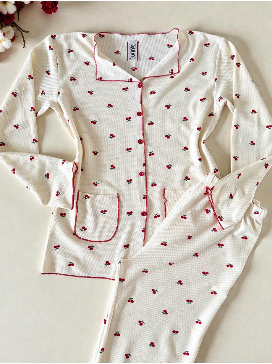 Pijama dama ieftina bumbac pufoasa lunga cu bluza ivoire si pantaloni lungi cu imprimeu cirese