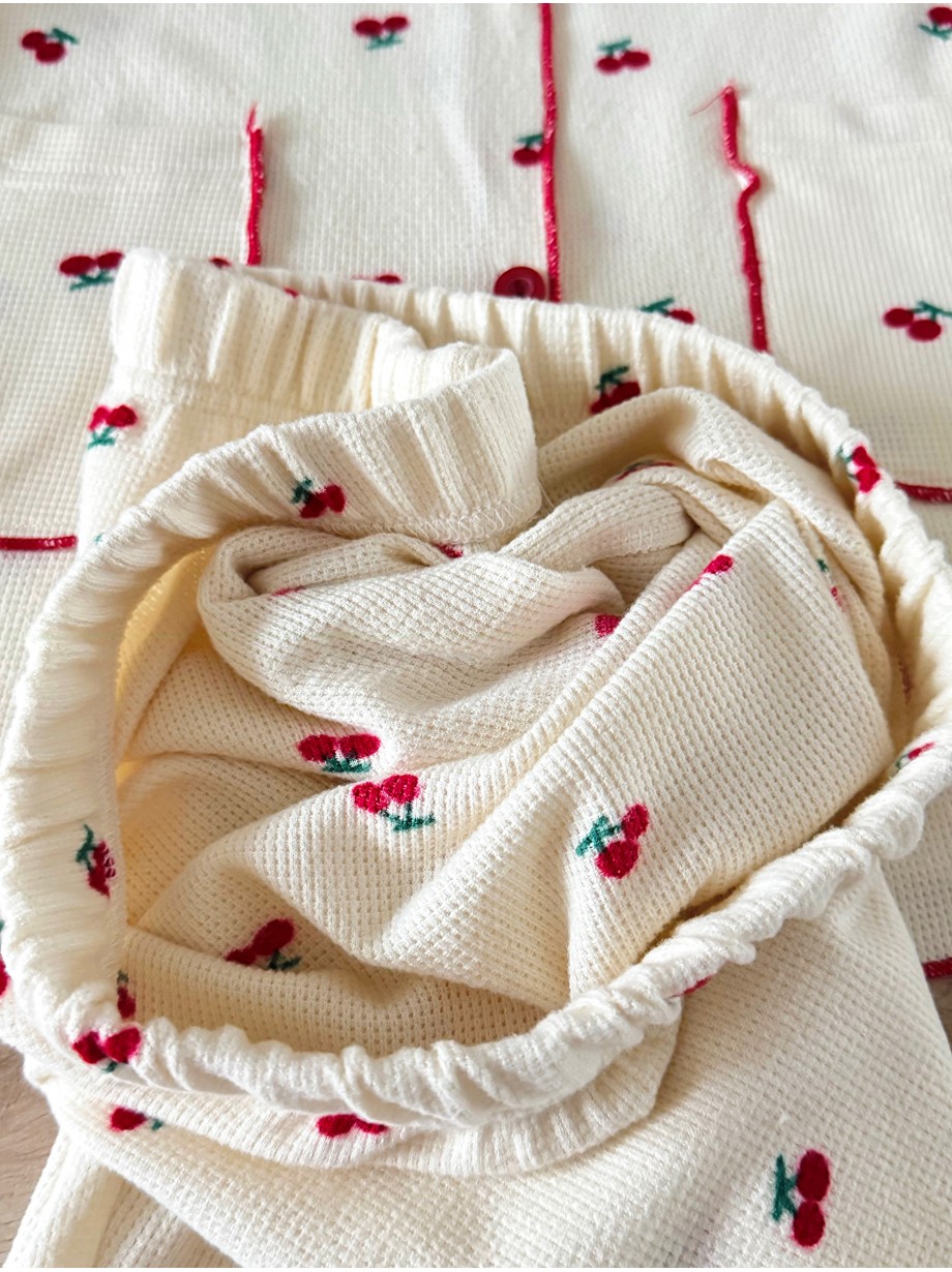 Pijama dama ieftina bumbac pufoasa lunga cu bluza ivoire si pantaloni lungi cu imprimeu cirese