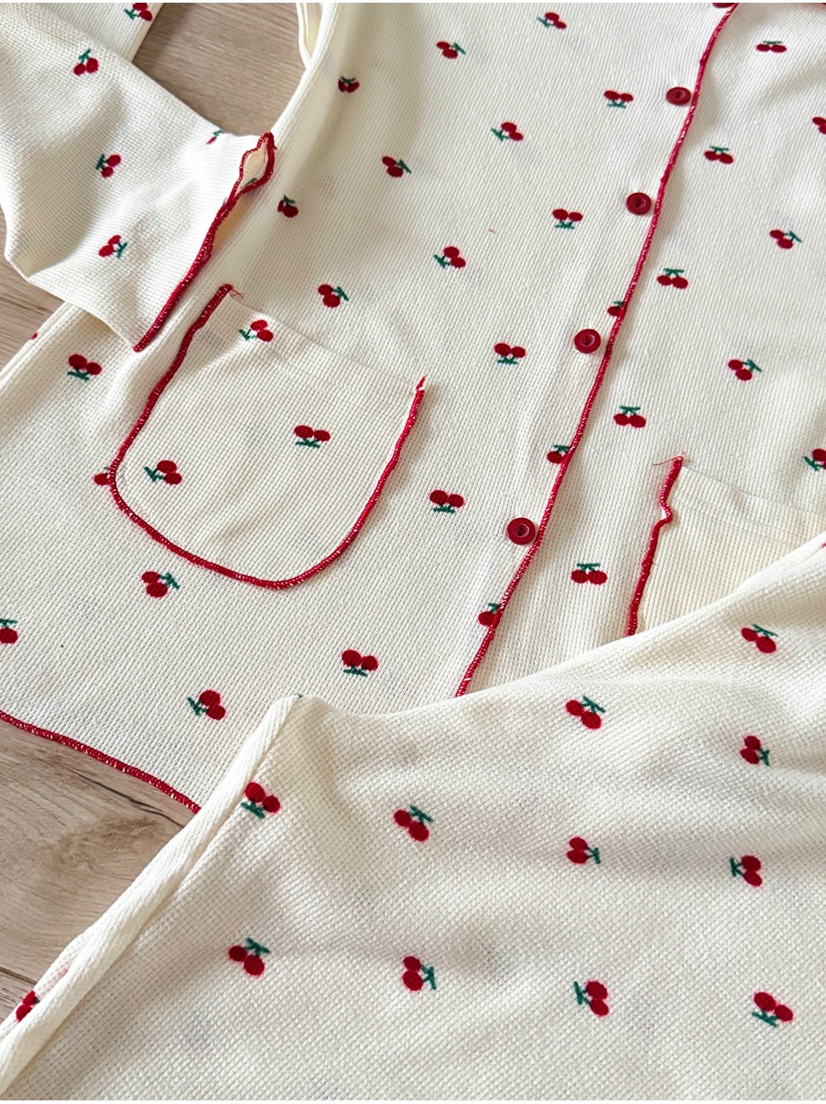 Pijama dama ieftina bumbac pufoasa lunga cu bluza ivoire si pantaloni lungi cu imprimeu cirese