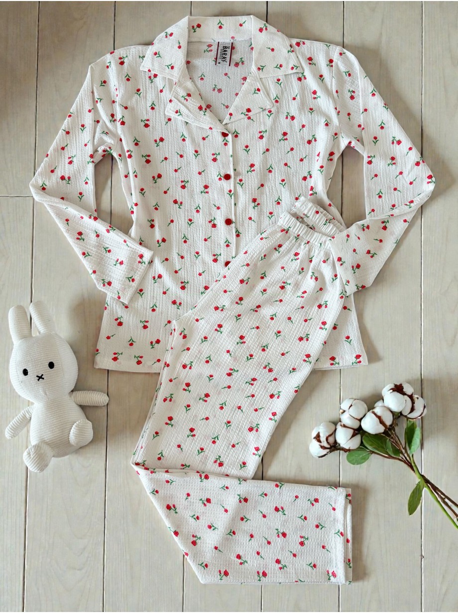 Pijama dama ieftina bumbac lunga cu pantaloni lungi albi si bluza alba cu imprimeu trandafiri