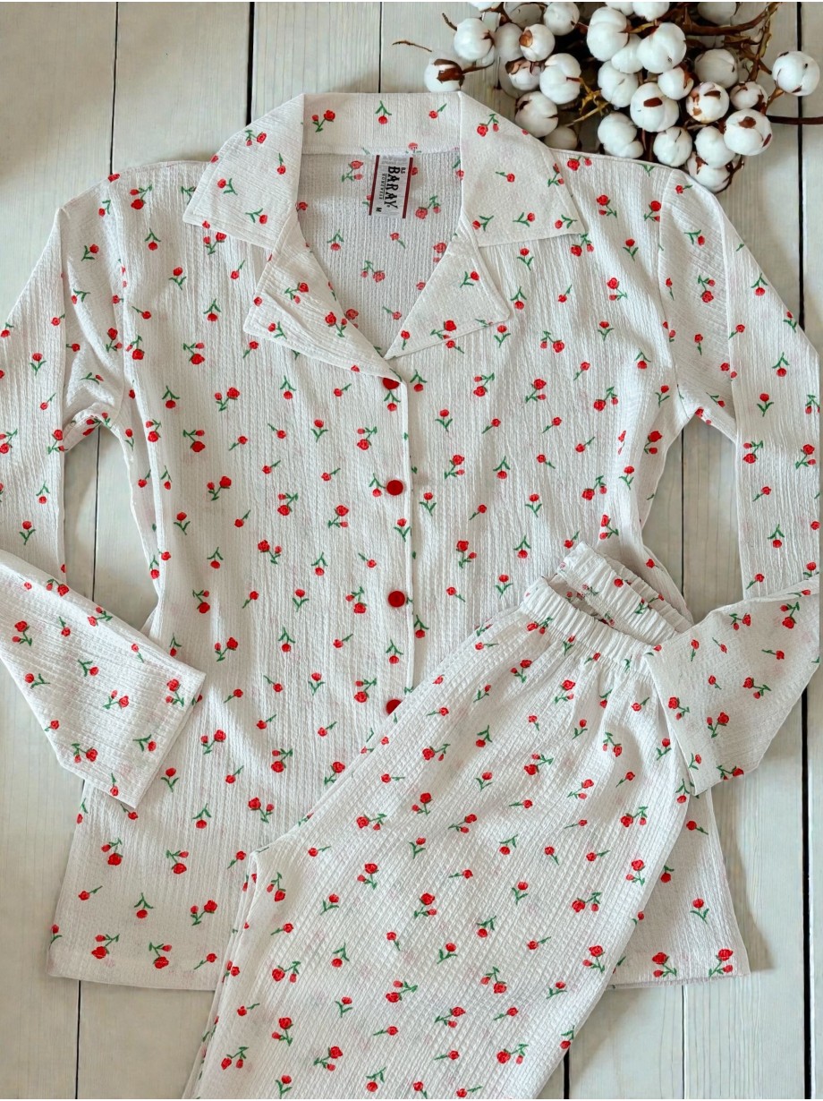 Pijama dama ieftina bumbac lunga cu pantaloni lungi albi si bluza alba cu imprimeu trandafiri