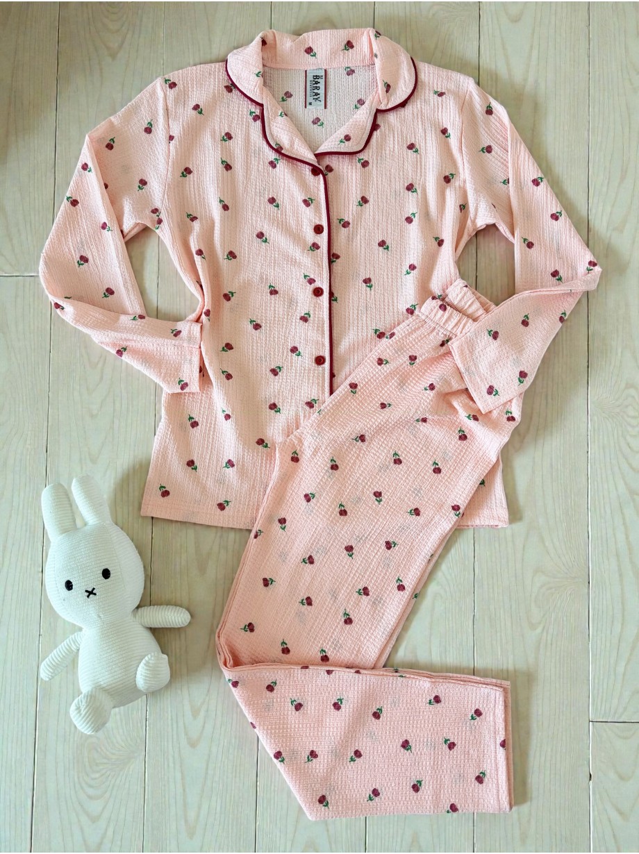 Pijama dama ieftina bumbac lunga cu pantaloni lungi roz si bluza roz cu imprimeu trandafiri