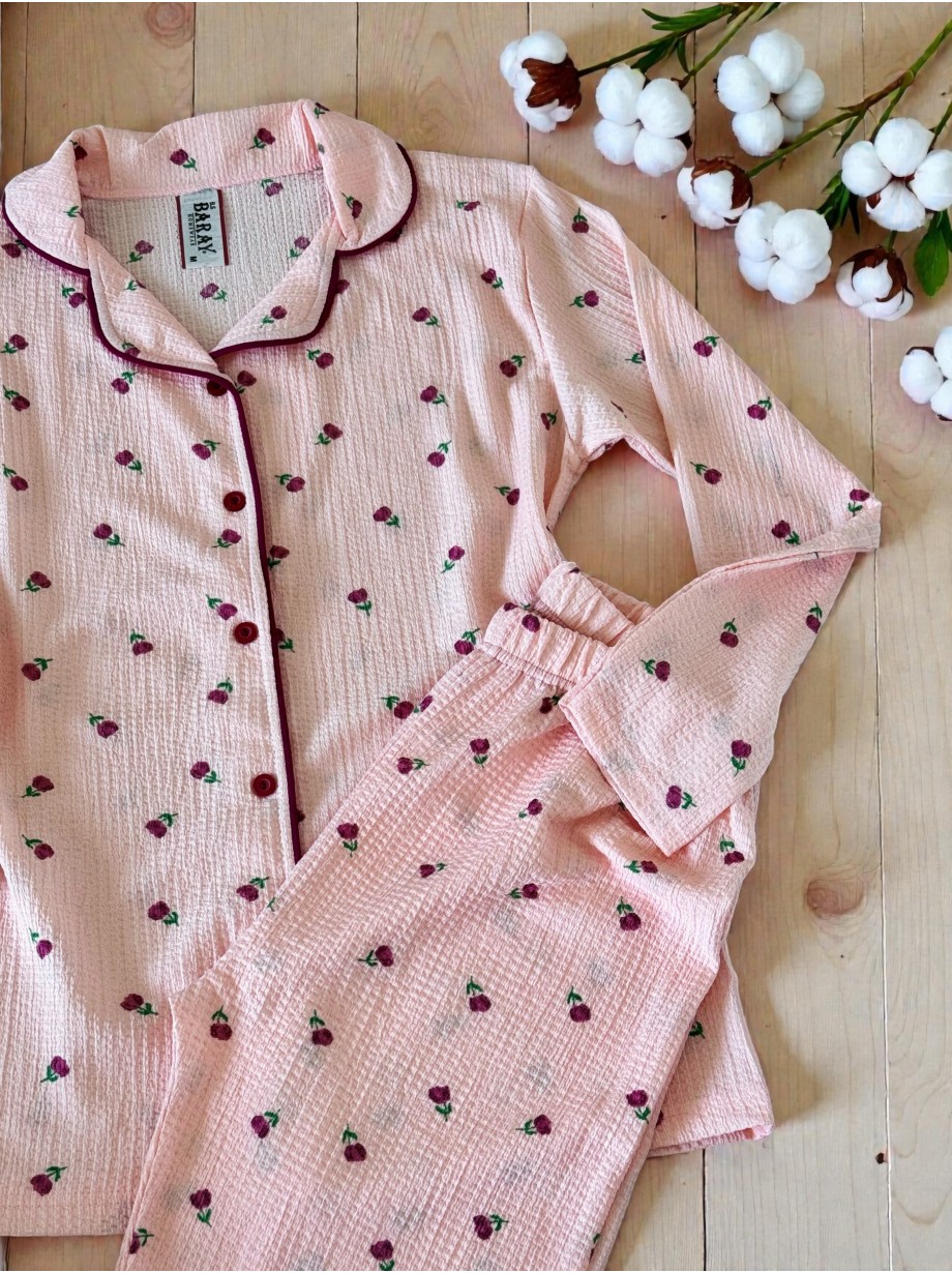 Pijama dama ieftina bumbac lunga cu pantaloni lungi roz si bluza roz cu imprimeu trandafiri