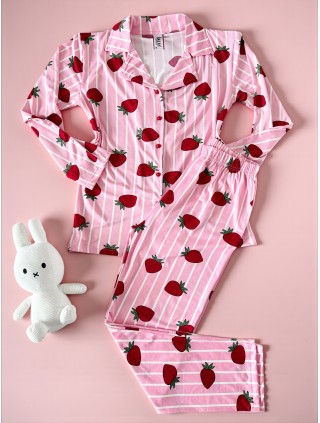 Pijama dama ieftina din bumbac fin, mai larguta - lejera cu pantaloni lungi si bluza lunga cu imprimeu Capsuni dungi roz