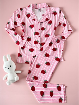 Pijama dama ieftina din bumbac fin, mai larguta - lejera cu pantaloni lungi si bluza lunga cu imprimeu Capsuni dungi roz