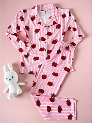 Pijama dama ieftina din bumbac fin, mai larguta - lejera cu pantaloni lungi si bluza lunga cu imprimeu Capsuni dungi roz