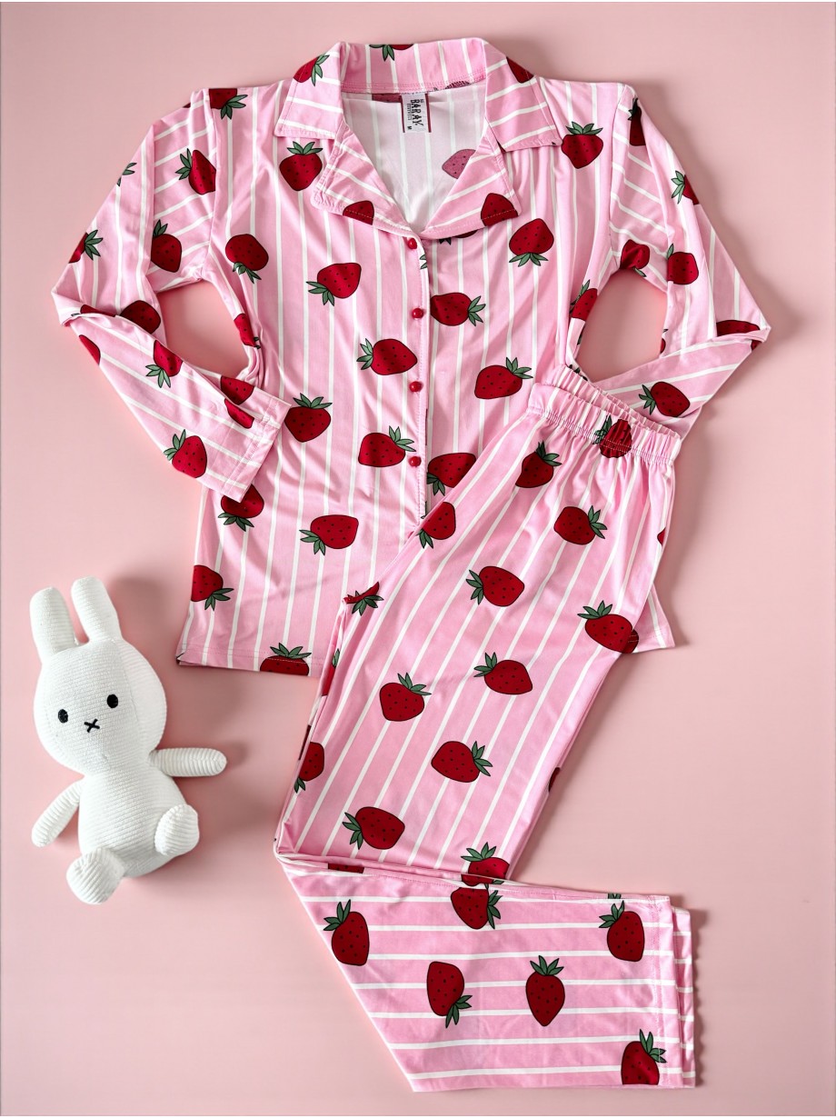 Pijama dama ieftina din bumbac fin, mai larguta - lejera cu pantaloni lungi si bluza lunga cu imprimeu Capsuni dungi roz