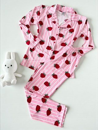 Pijama dama ieftina din bumbac fin, mai larguta - lejera cu pantaloni lungi si bluza lunga cu imprimeu Capsuni dungi roz
