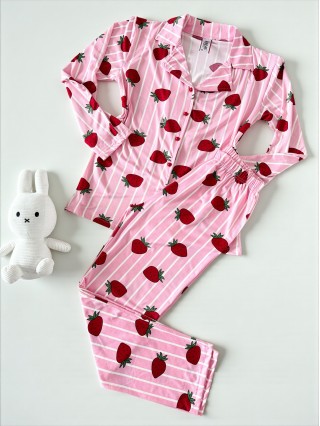 Pijama dama ieftina din bumbac fin, mai larguta - lejera cu pantaloni lungi si bluza lunga cu imprimeu Capsuni dungi roz