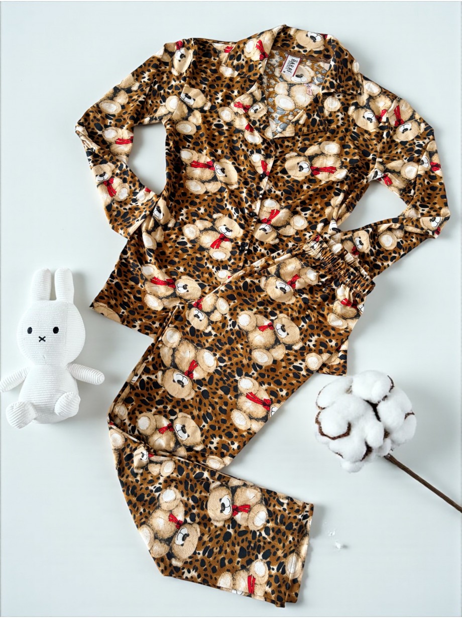 Pijama dama ieftina din bumbac fin, mai larguta - lejera cu pantaloni lungi si bluza lunga cu imprimeu Bears maro