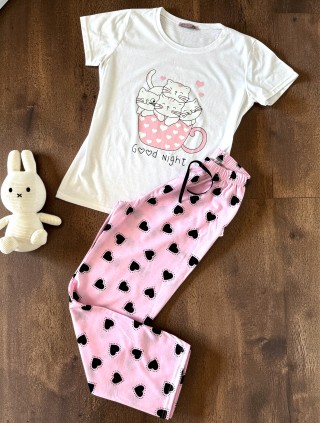 Pijama dama ieftina bumbac lunga cu pantaloni lungi roz cu inimioare si tricou alb cu imprimeu GOOD NIGHT pisicute adorabile