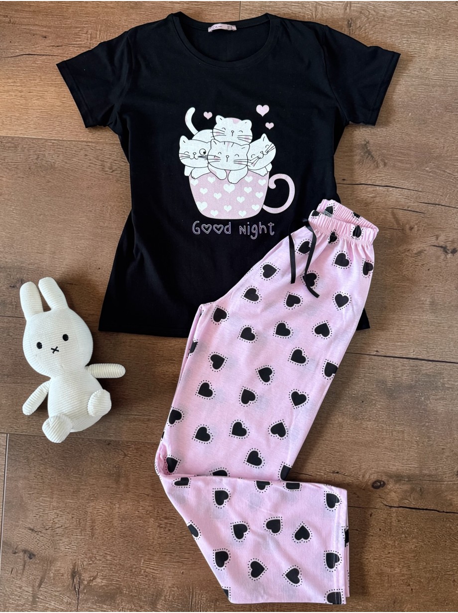 Pijama dama ieftina bumbac lunga cu pantaloni lungi roz cu inimioare si tricou negru cu imprimeu GOOD NIGHT pisicute adorabile