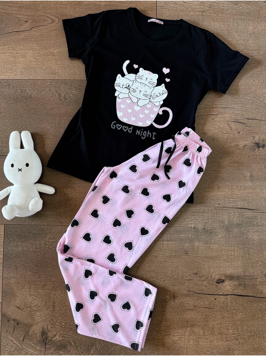 Pijama dama ieftina bumbac lunga cu pantaloni lungi roz cu inimioare si tricou negru cu imprimeu GOOD NIGHT pisicute adorabile