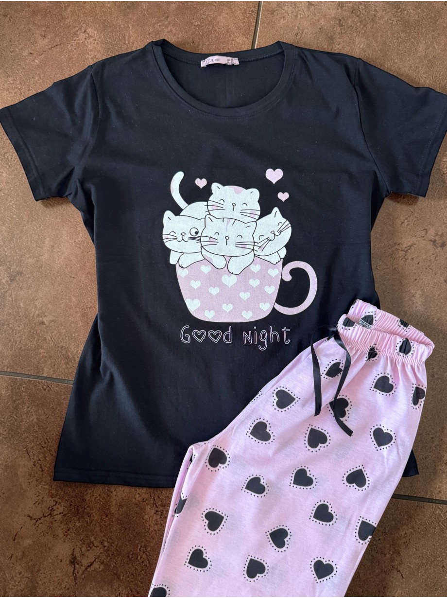 Pijama dama ieftina bumbac lunga cu pantaloni lungi roz cu inimioare si tricou negru cu imprimeu GOOD NIGHT pisicute adorabile