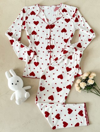 Pijama dama ieftina din bumbac alba cu pantaloni si bluza cu maneca lunga cu imprimeu INIMI ROSII