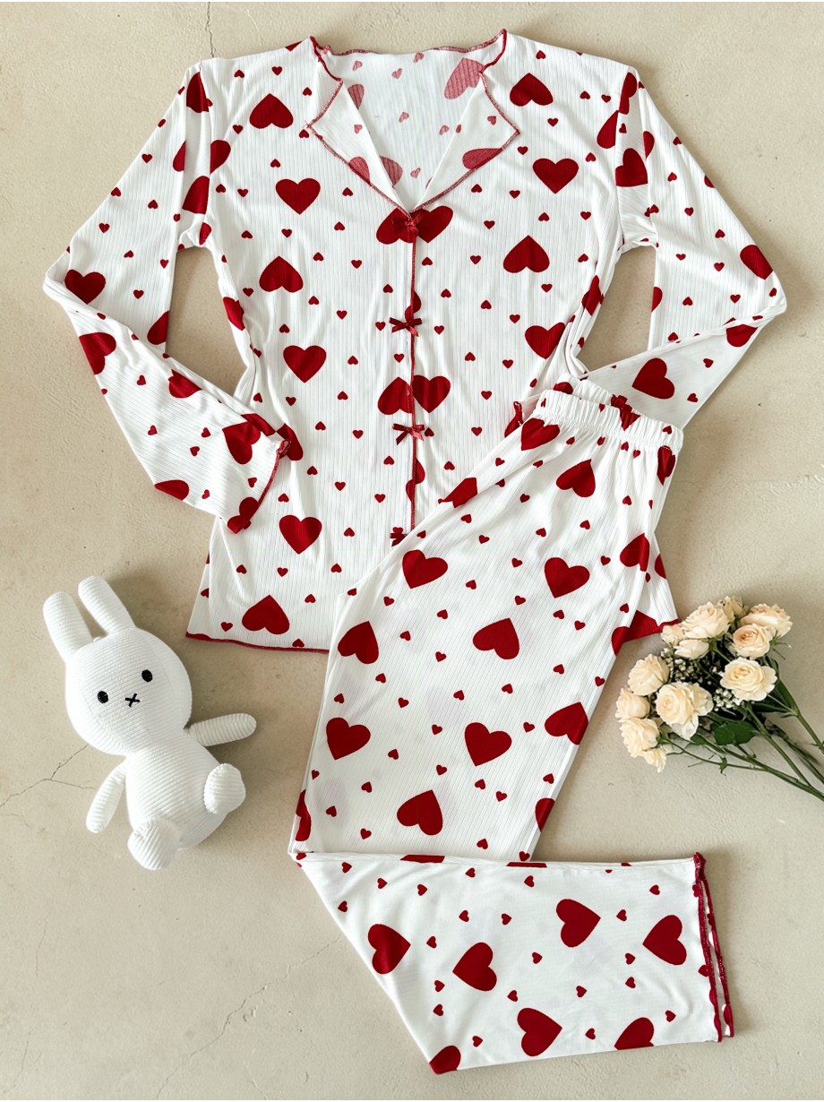 Pijama dama ieftina din bumbac alba cu pantaloni si bluza cu maneca lunga cu imprimeu INIMI ROSII
