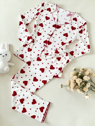 Pijama dama ieftina din bumbac alba cu pantaloni si bluza cu maneca lunga cu imprimeu INIMI ROSII Pijama dama ieftina din bumbac alba cu pantaloni si bluza cu maneca lunga cu imprimeu INIMI ROSII